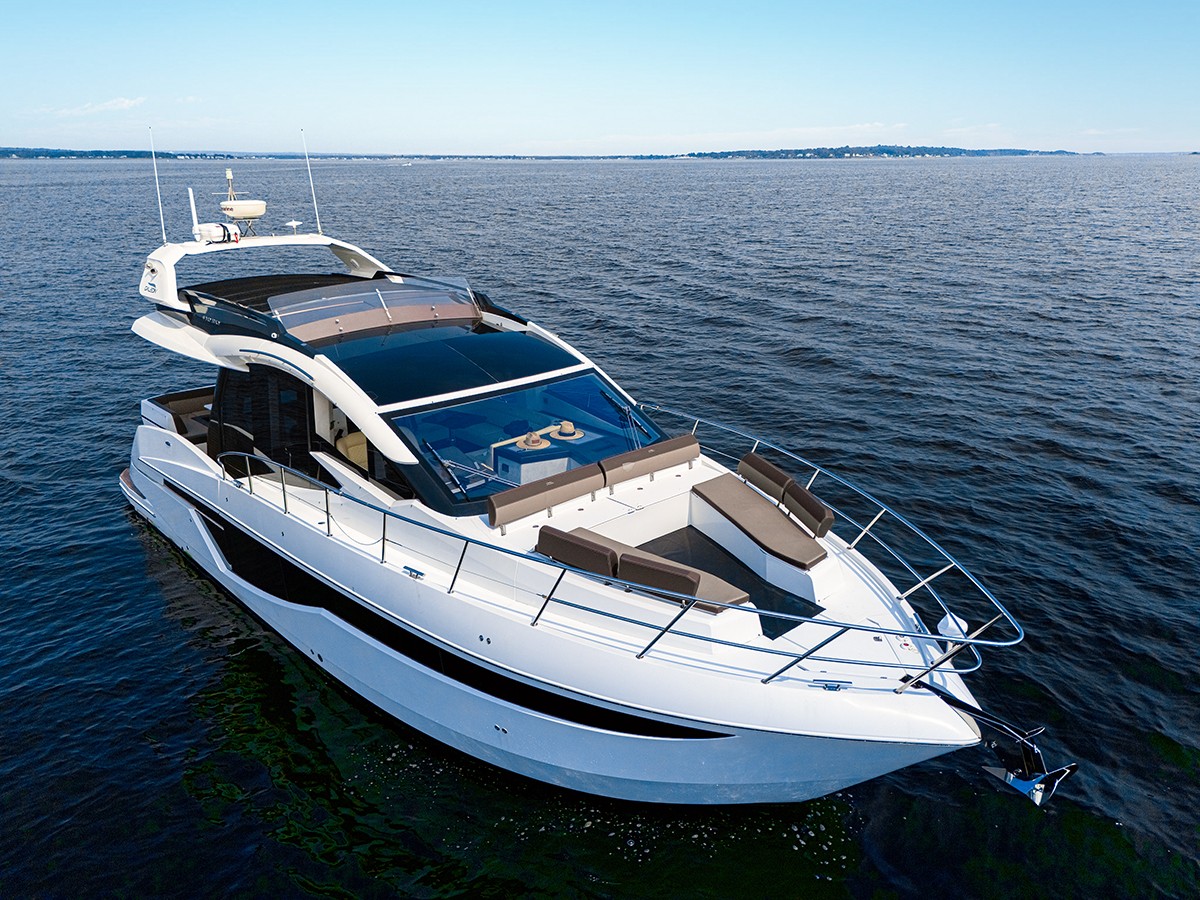 Yacht Photo 8